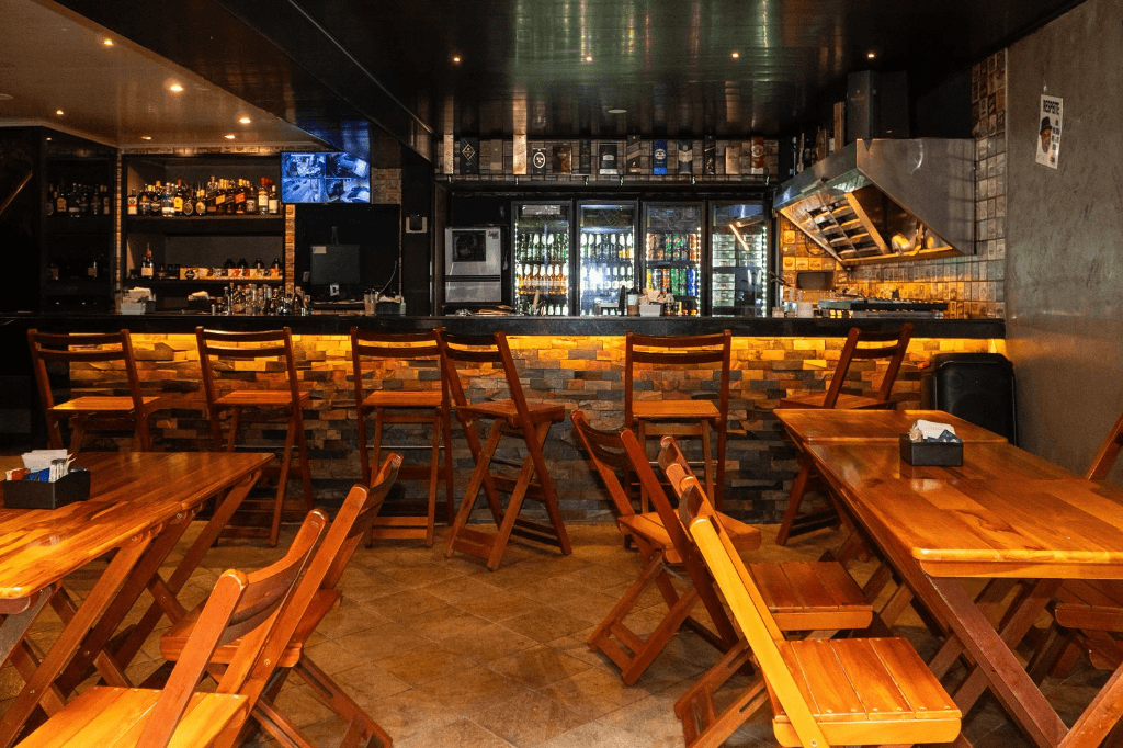 Bar principal do Espaço Absolut com iluminação âmbar