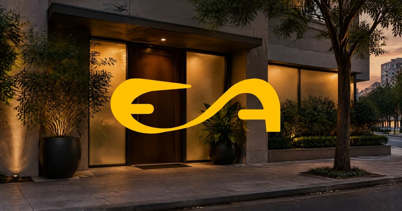 Entrada discreta de prédio comercial sem placa ao entardecer em São Paulo