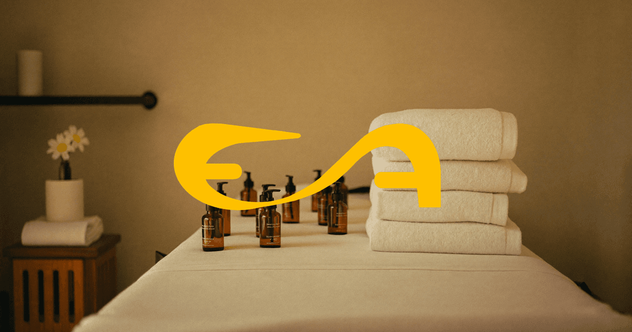 Massagem com pedras quentes em ambiente profissional — etiqueta em casa de massagem