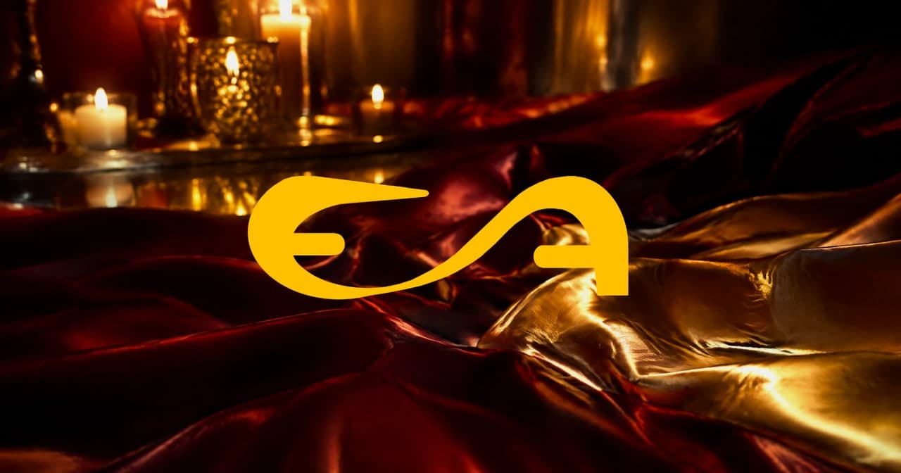 Reflexos de luz de velas sobre lençóis de seda vermelha e dourada